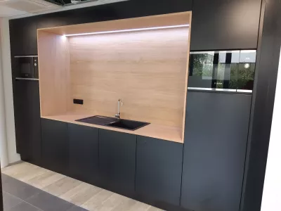 Salle de pause dans une entreprise, avec meuble cuisine